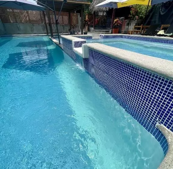 هتل Johnnys Place