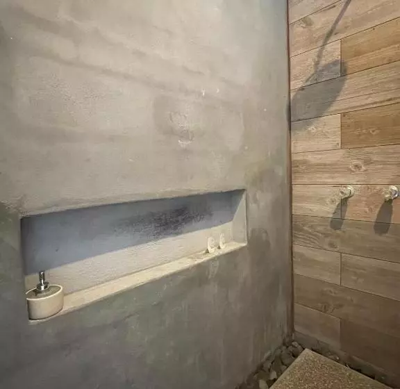 هتل Johnnys Place