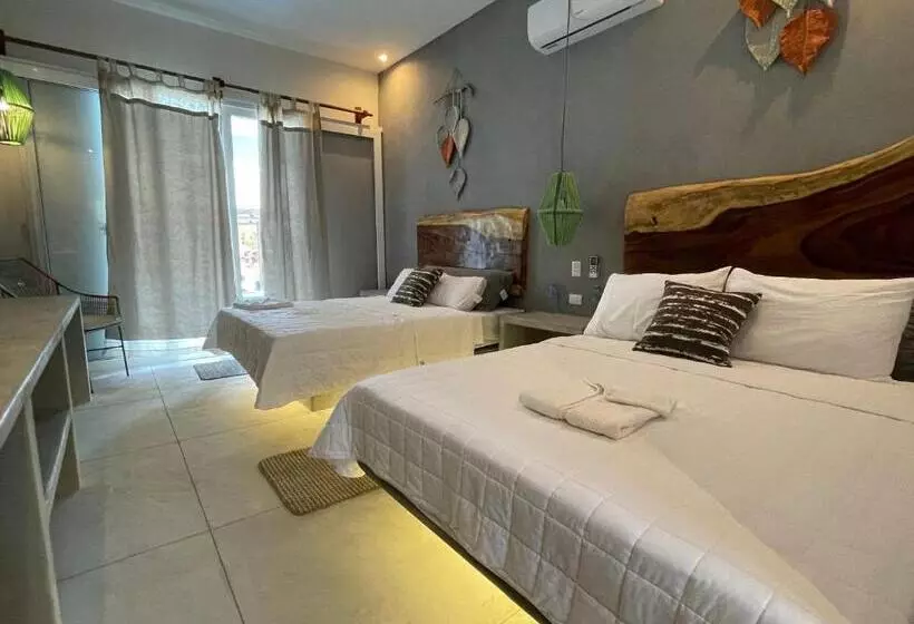 هتل Johnnys Place