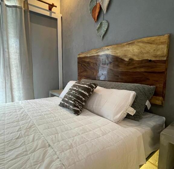 هتل Johnnys Place