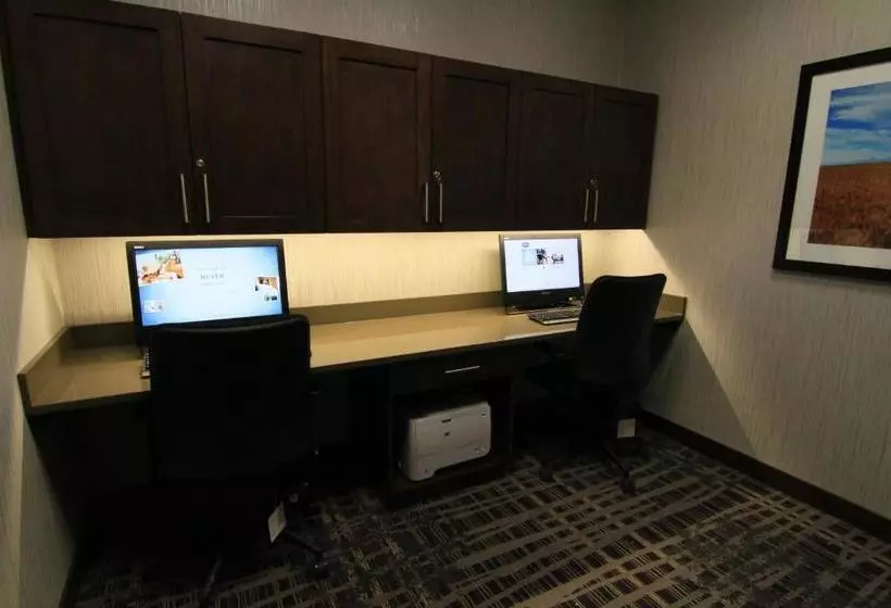 酒店 Hampton Inn & Suites By Hilton, Airdrie, Ab, Canada