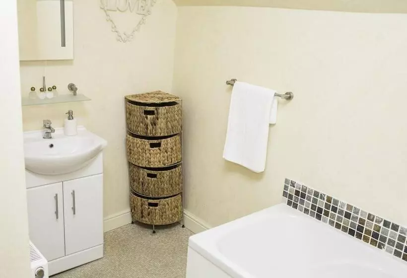 בית מלון כפרי The Castle Inn