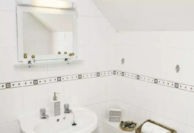 בית מלון כפרי The Castle Inn