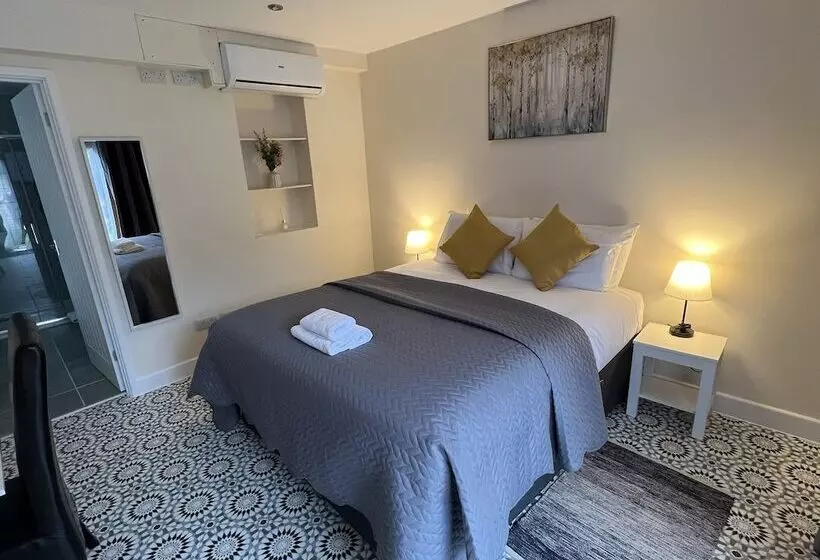 בית מלון כפרי The Castle Inn