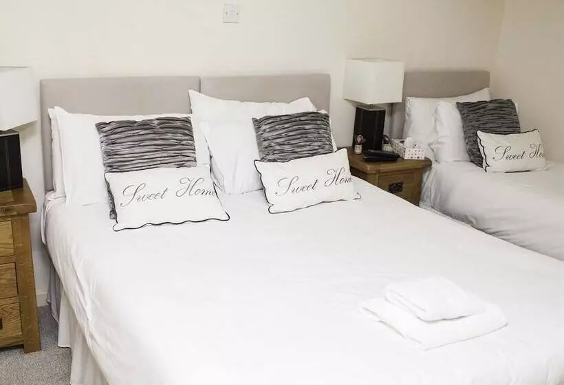 בית מלון כפרי The Castle Inn