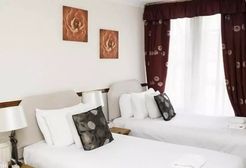 בית מלון כפרי The Castle Inn