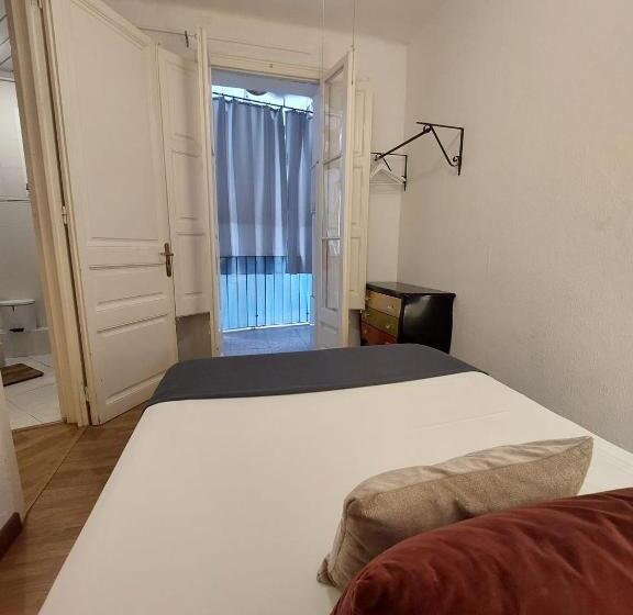 هاستل Alani Montjuic