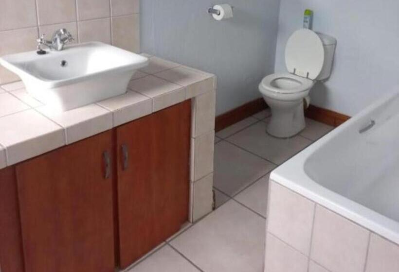 Общежитие Thuto Centre Conferencing & Bush Lodge