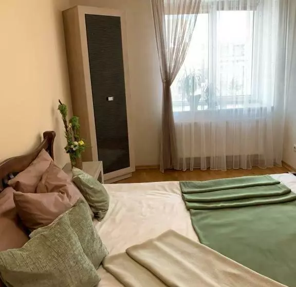 центр. вул. с. крушельницької. 2 кімнати