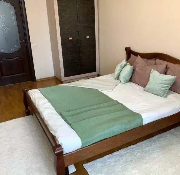 центр. вул. с. крушельницької. 2 кімнати