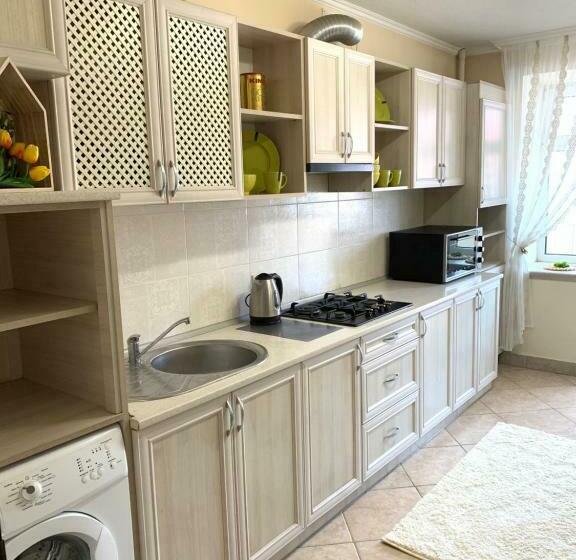 центр. вул. с. крушельницької. 2 кімнати