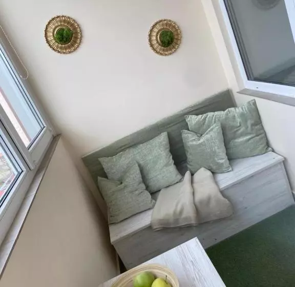 центр. вул. с. крушельницької. 2 кімнати