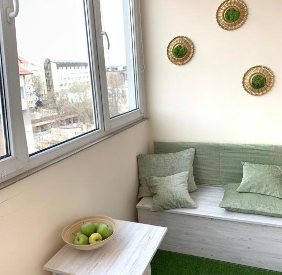 центр. вул. с. крушельницької. 2 кімнати