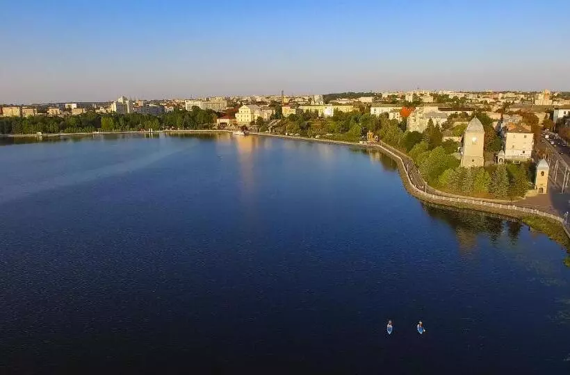 центр. вул. с. крушельницької. 2 кімнати