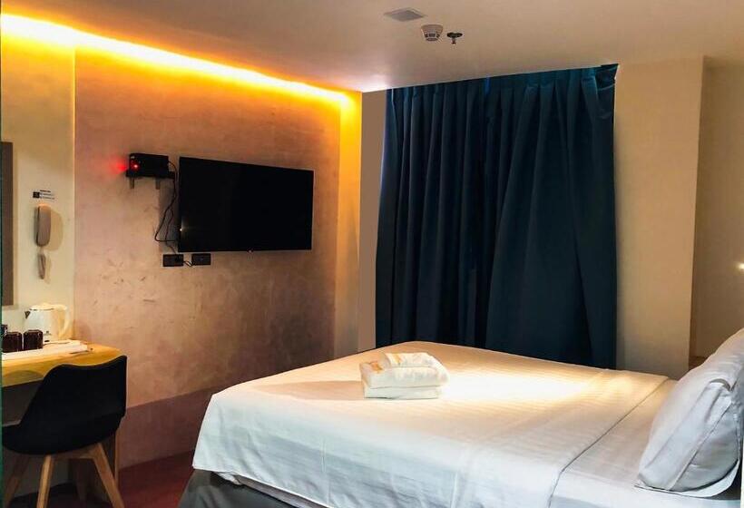 בית מלון כפרי Sempre Premier Inn   Mactan Airport