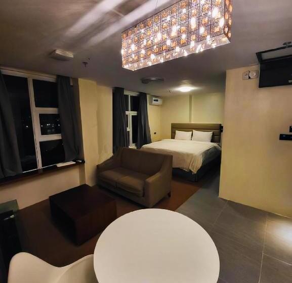 בית מלון כפרי Sempre Premier Inn   Mactan Airport