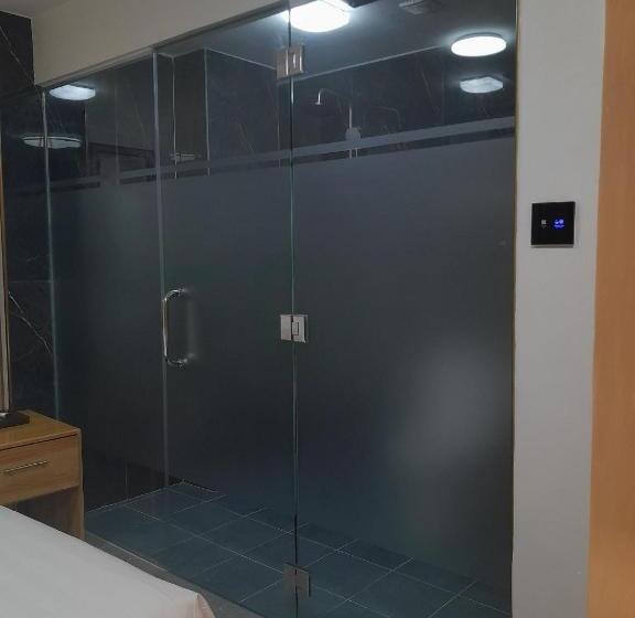 בית מלון כפרי Sempre Premier Inn   Mactan Airport