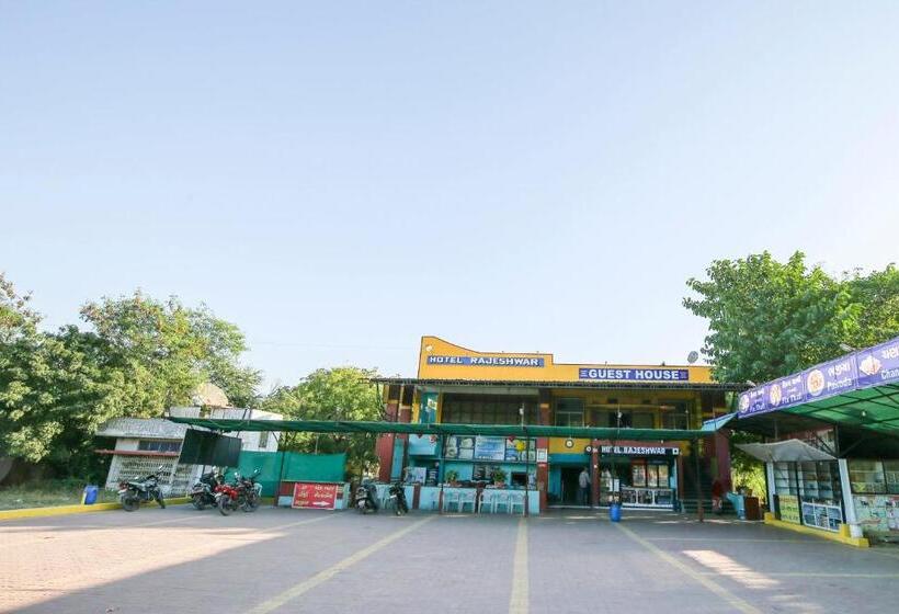 Spot On 67841 Hotel Rajeshwar