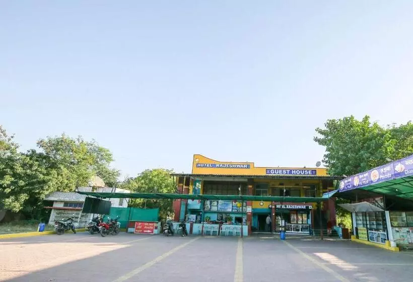 Spot On 67841 Hotel Rajeshwar
