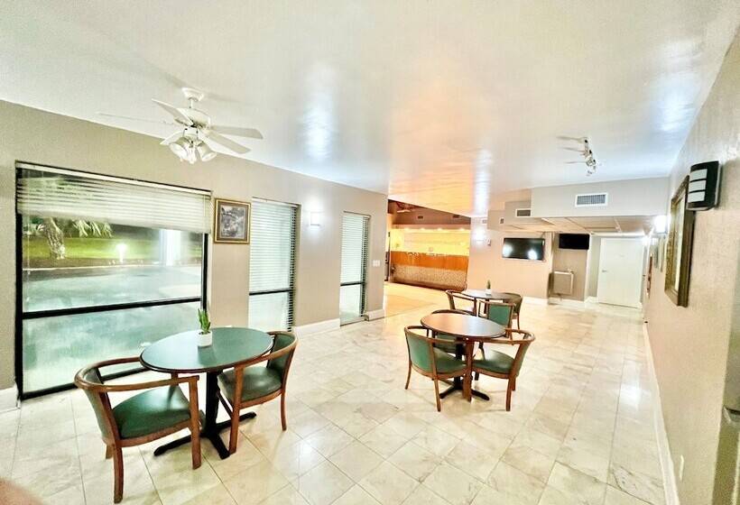 旅馆 Bayou Inn & Suites