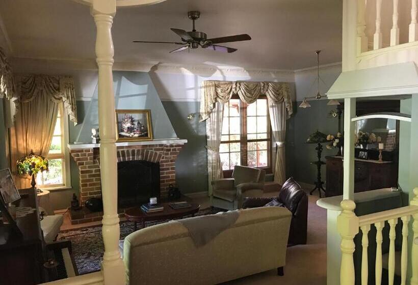 Hawk S Nest Bed & Breakfast