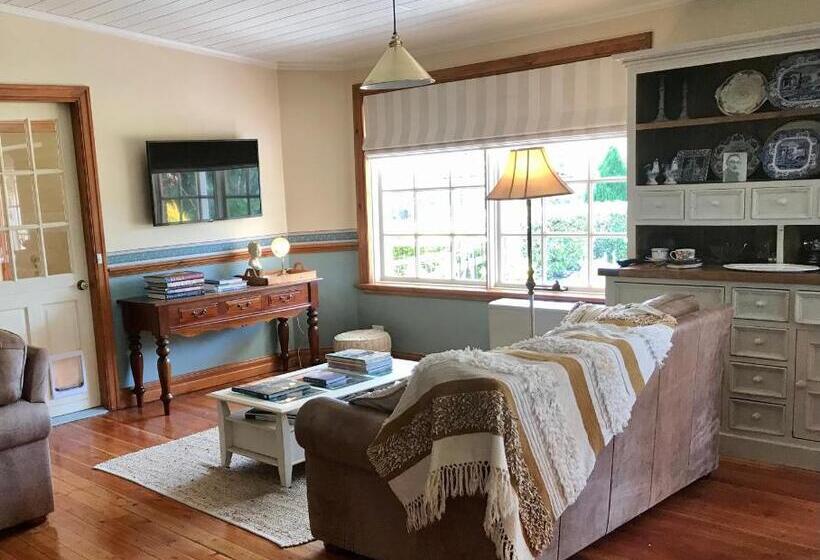 Hawk S Nest Bed & Breakfast