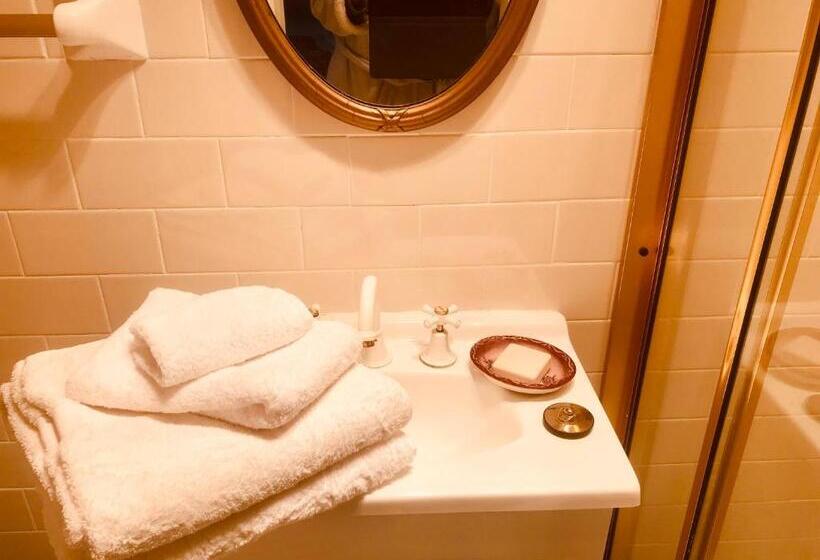 Hawk S Nest Bed & Breakfast