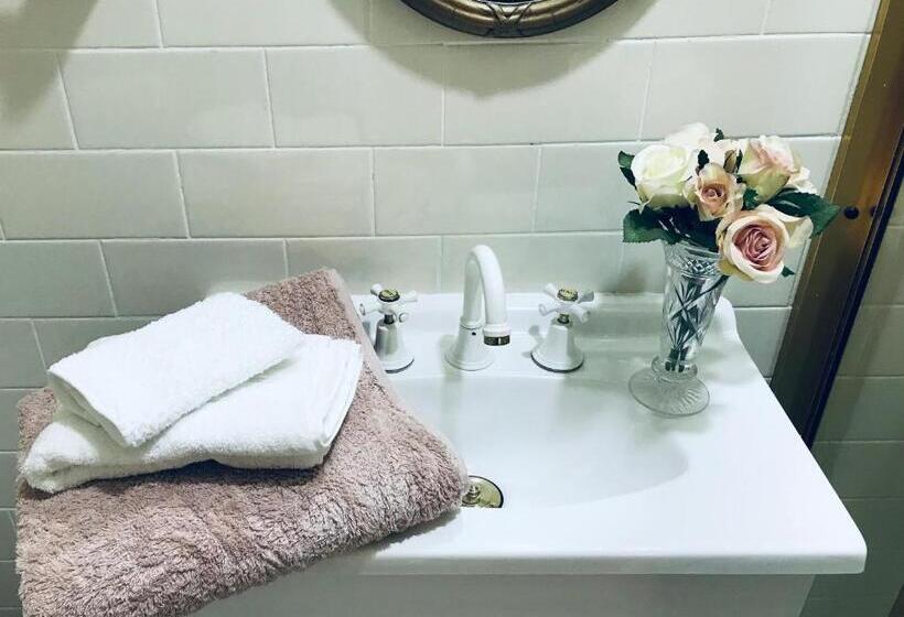 Hawk S Nest Bed & Breakfast