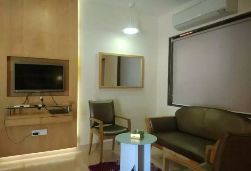 Hotelli Meritas Seawind Beach Resort, Shrivardhan