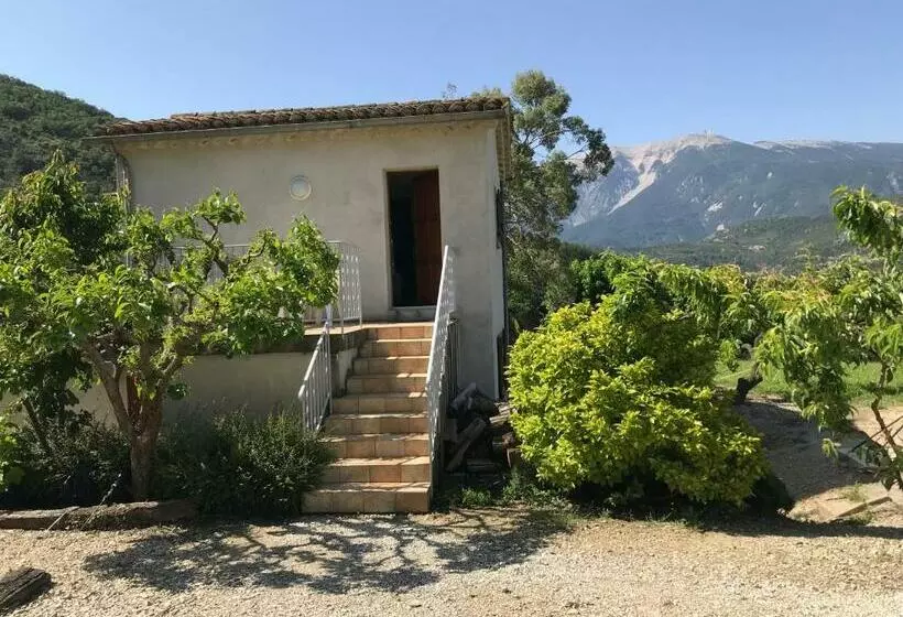 Retkeilymaja Chambre: Une Fenêtre Sur Le Ventoux