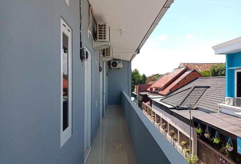 בית מלון כפרי Koolkost Female Syariah Near Universitas Ahmad Dahlan Kampus 3   Minimum Stay 30 Nights