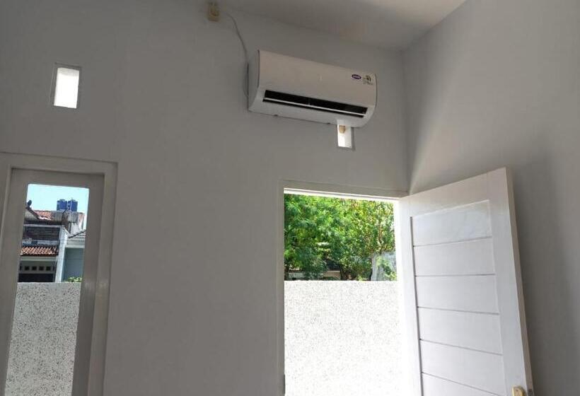 בית מלון כפרי Koolkost Female Syariah Near Universitas Ahmad Dahlan Kampus 3   Minimum Stay 30 Nights