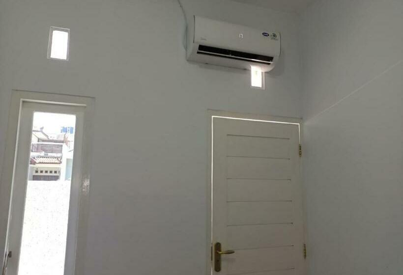 בית מלון כפרי Koolkost Female Syariah Near Universitas Ahmad Dahlan Kampus 3   Minimum Stay 30 Nights