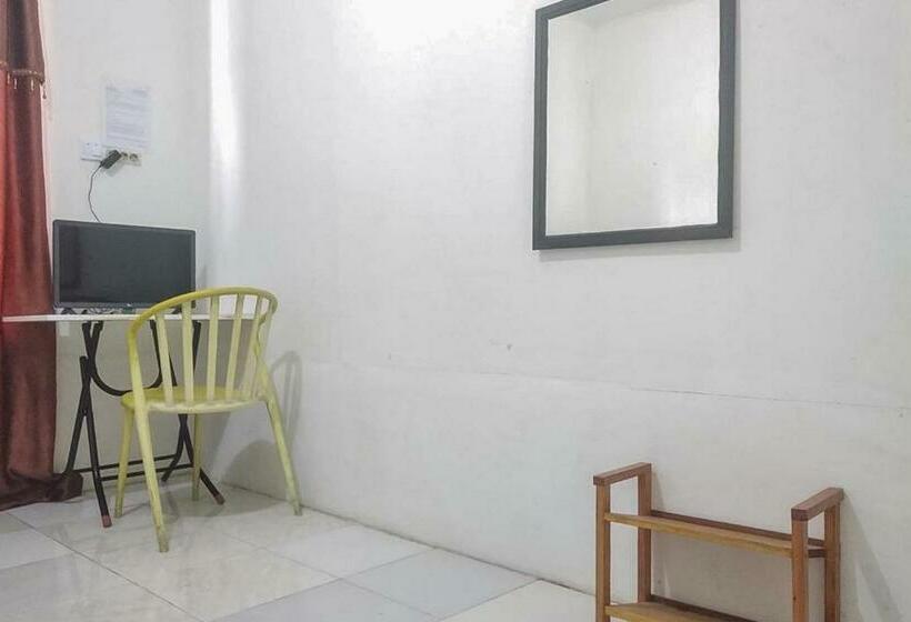 Отель Nayla Homestay Jambi Mitra Reddoorz