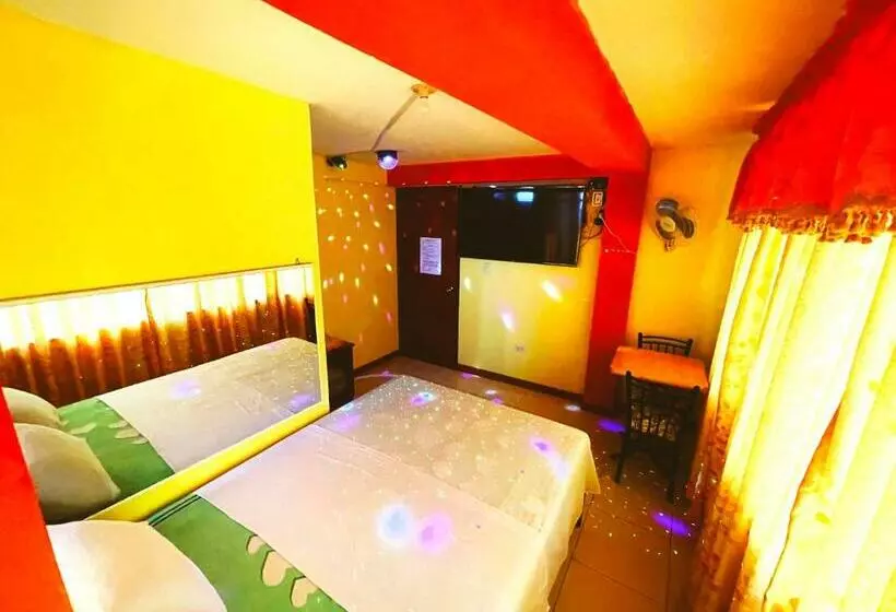 ペンション Hostal The Golden Paradise