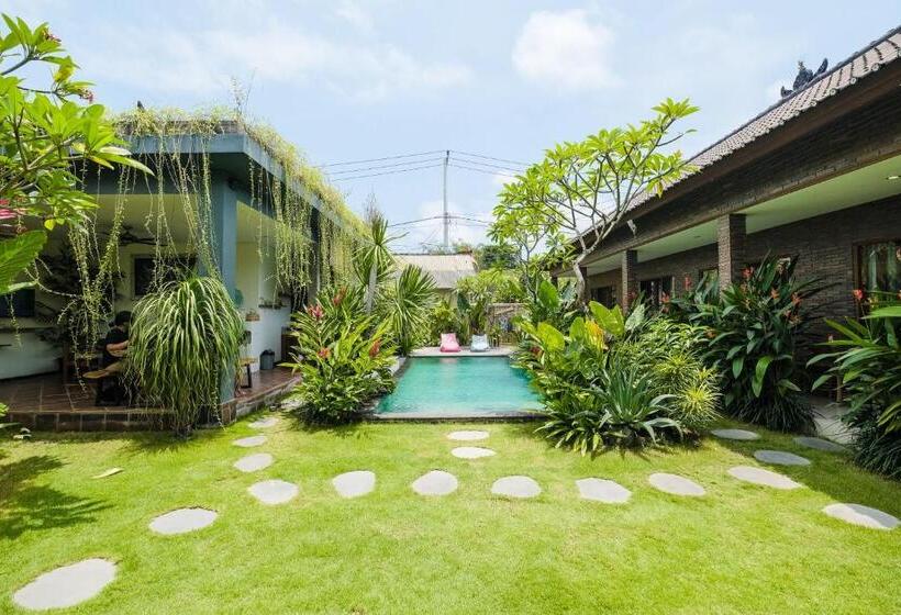 Пансион The Kumpi Bali By The Lavana