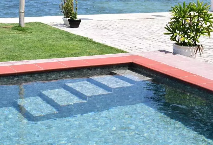 リゾートホテル The Beachhouse