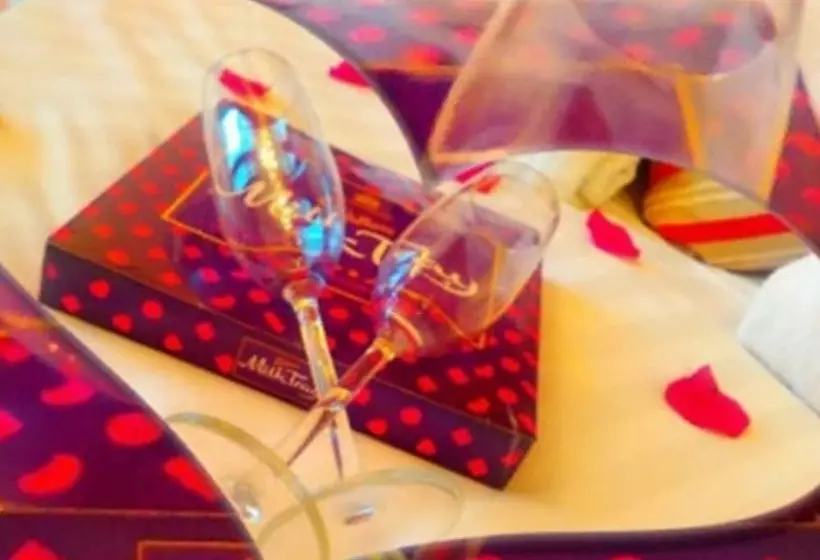 Hotelli Crystals On The Prom