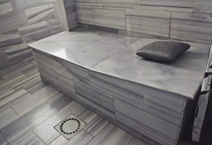 هتل Tskaltubo Plaza