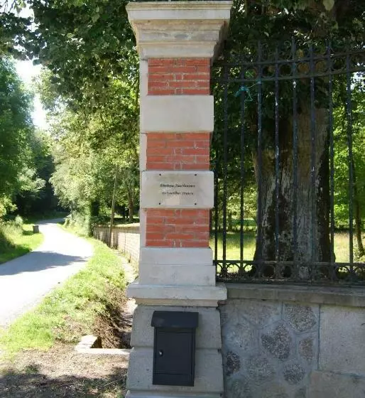 ベッドアンドブレックファースト Chateau Sourliavoux, Appartement En Chambres D Hôtes