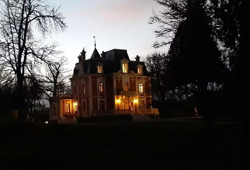 ベッドアンドブレックファースト Chateau Sourliavoux, Appartement En Chambres D Hôtes