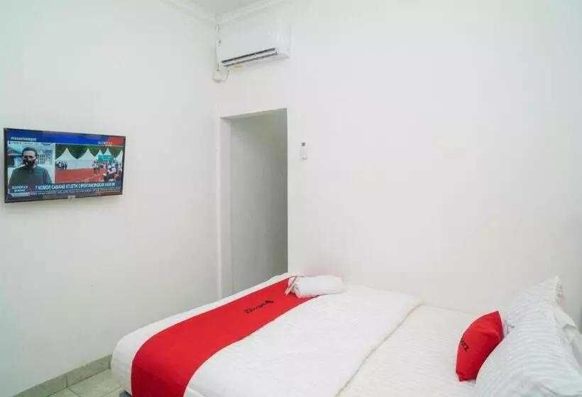 Hotelli Reddoorz Near Bundaran Ciceri