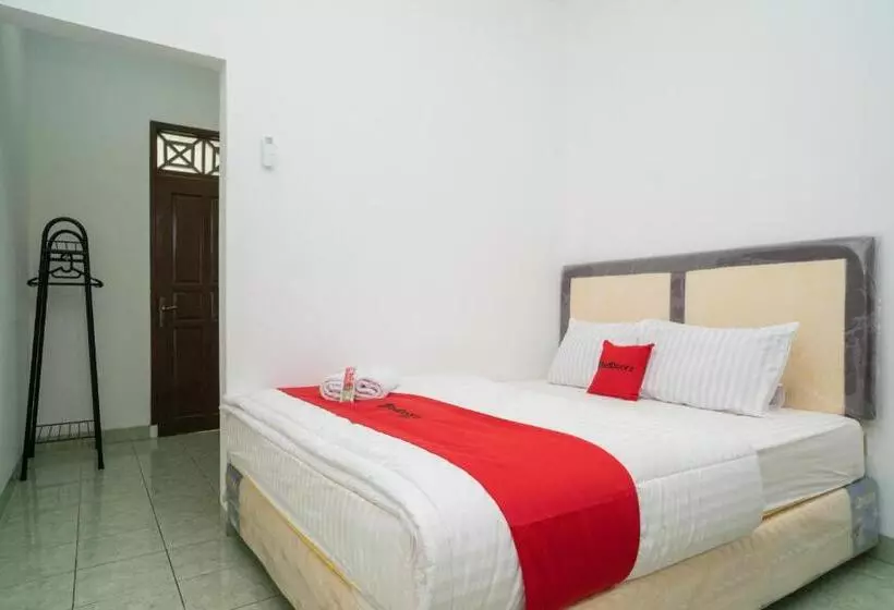 Hotelli Reddoorz Near Bundaran Ciceri