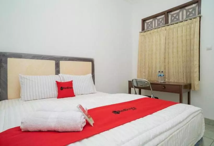 Hotelli Reddoorz Near Bundaran Ciceri