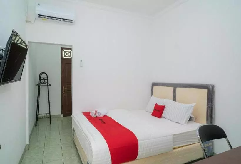 Hotelli Reddoorz Near Bundaran Ciceri