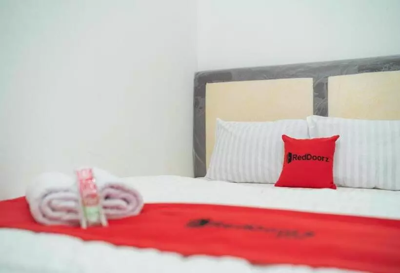 Hotelli Reddoorz Near Bundaran Ciceri