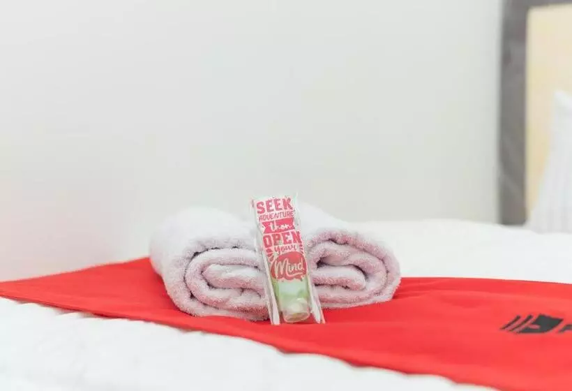 Hotelli Reddoorz Near Bundaran Ciceri