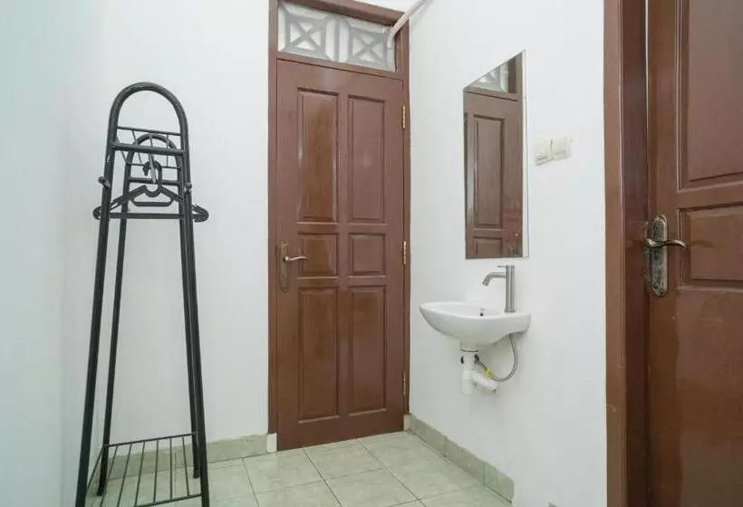 Hotelli Reddoorz Near Bundaran Ciceri