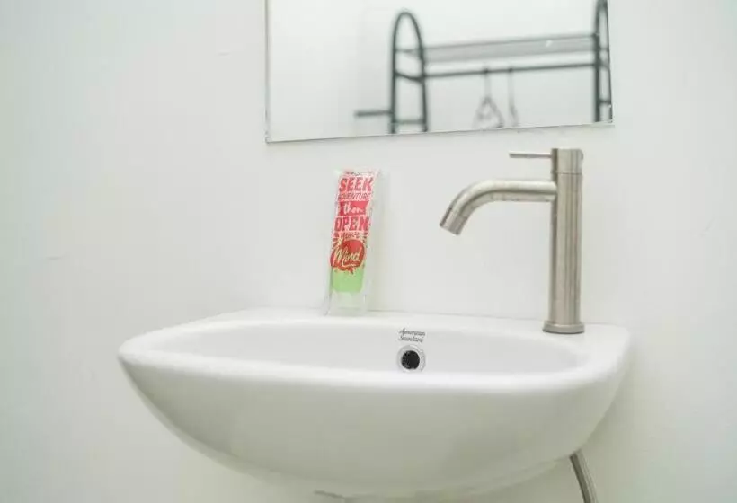 Hotelli Reddoorz Near Bundaran Ciceri