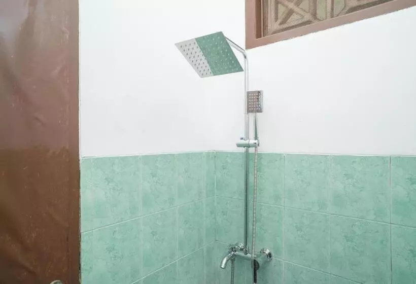 Hotelli Reddoorz Near Bundaran Ciceri